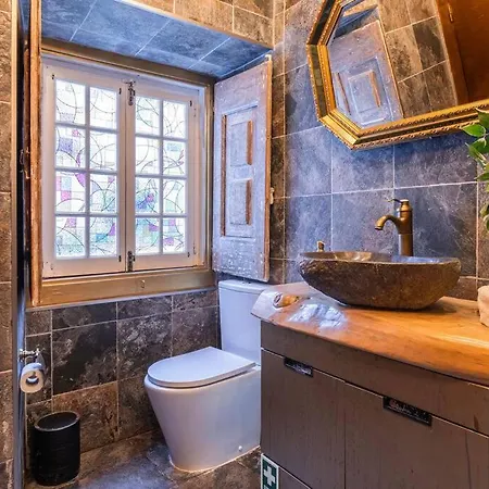 Unique Luxurious 17-century Smart Chapel In Historical Center - Wow Feriehus Sintra